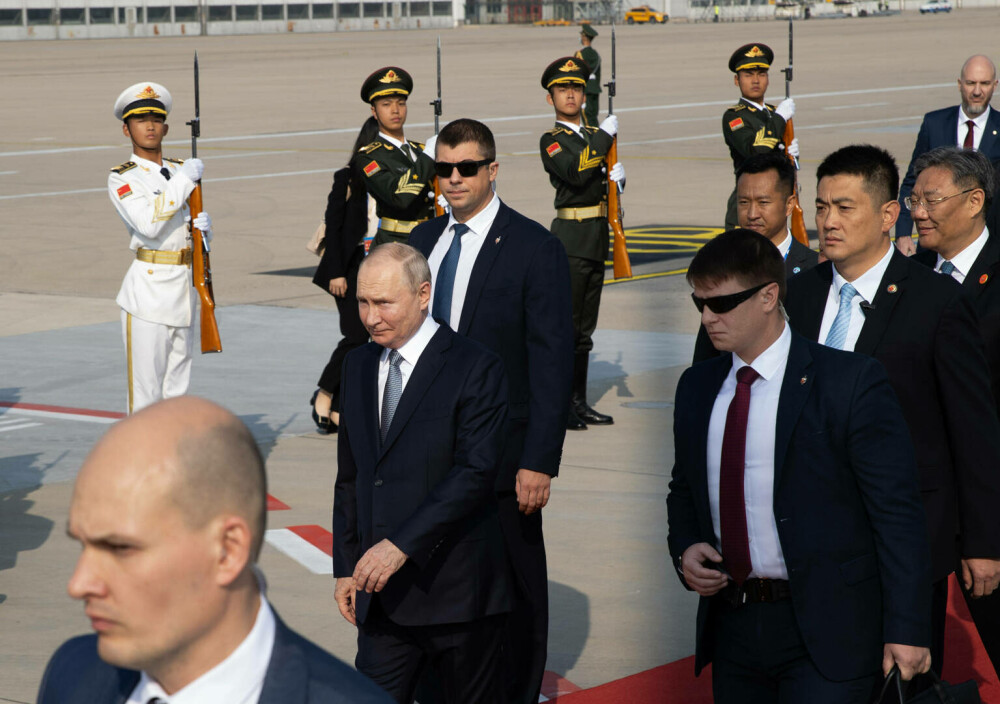 Putin se teme de asasinare chiar și la ”prietenul său drag” Xi Jinping. În Kârgâzstan a oprit activitatea în toată țara FOTO - Imaginea 12