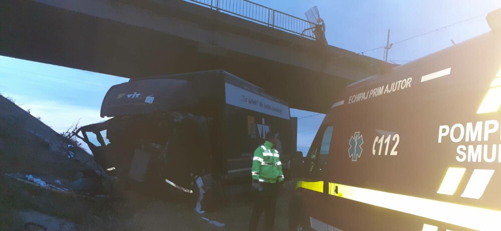 Un camion a căzut de un pod pe calea ferată din Brăila și a rupt un stâlp. Șoferul, transportat la spital. FOTO - Imaginea 3