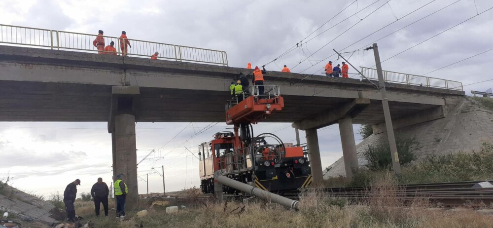 Un camion a căzut de un pod pe calea ferată din Brăila și a rupt un stâlp. Șoferul, transportat la spital. FOTO - Imaginea 6