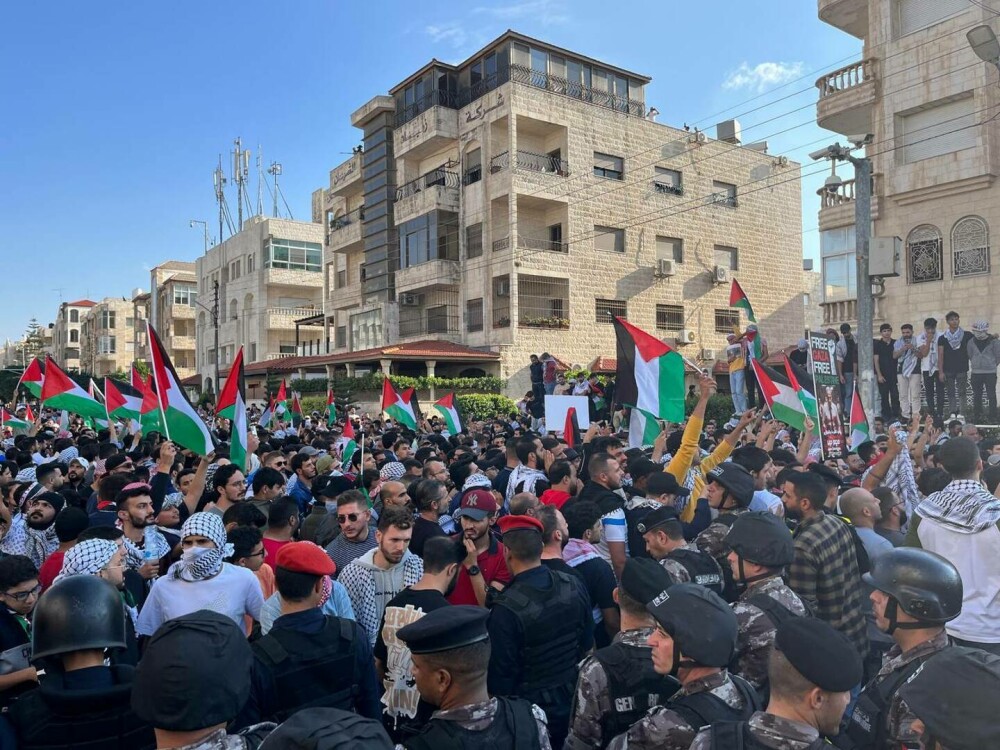 Proteste violente în Beirut şi Amman. Protestatarii au încercat să ia cu asalt ambasadele SUA şi Israelului | VIDEO - Imaginea 2