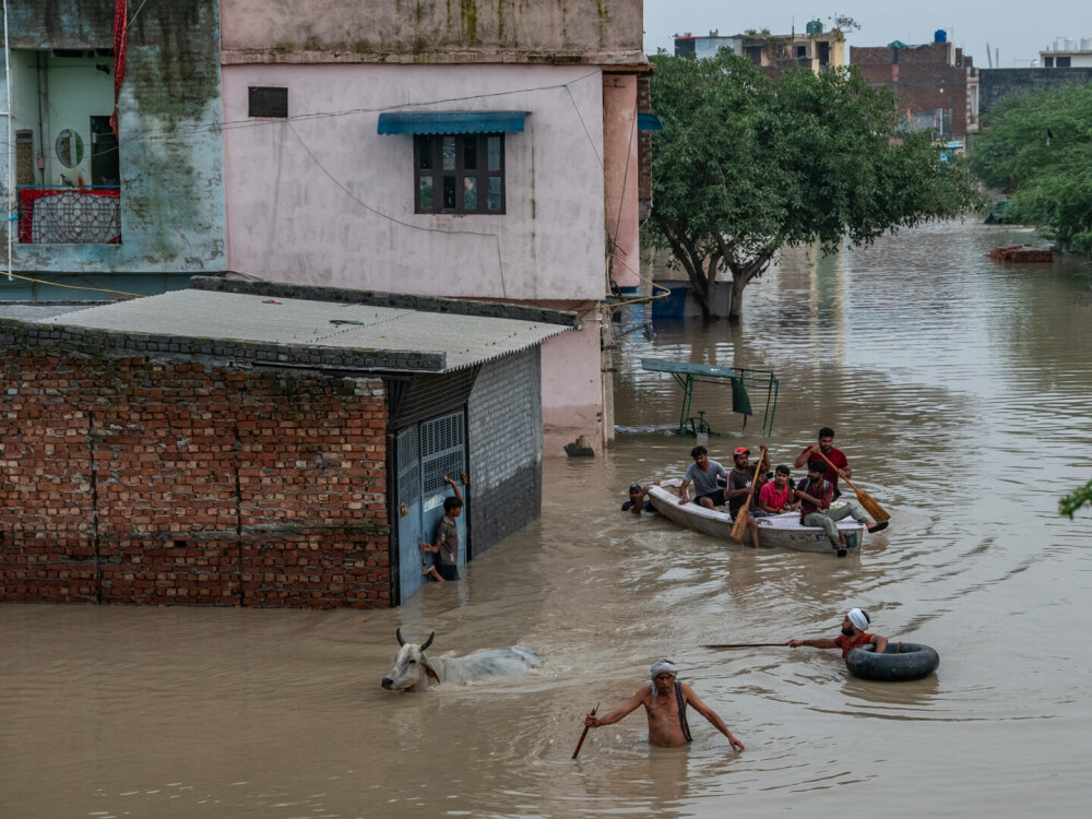 „Ne țineam de mână, dar forța apei ne despărțea”. Mărturiile unei fetițe care a rămas fără mamă după inundațiile din India - Imaginea 2