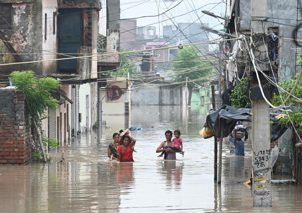 „Ne țineam de mână, dar forța apei ne despărțea”. Mărturiile unei fetițe care a rămas fără mamă după inundațiile din India - Imaginea 4