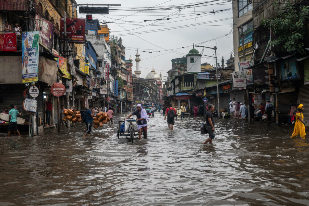 „Ne țineam de mână, dar forța apei ne despărțea”. Mărturiile unei fetițe care a rămas fără mamă după inundațiile din India - Imaginea 7