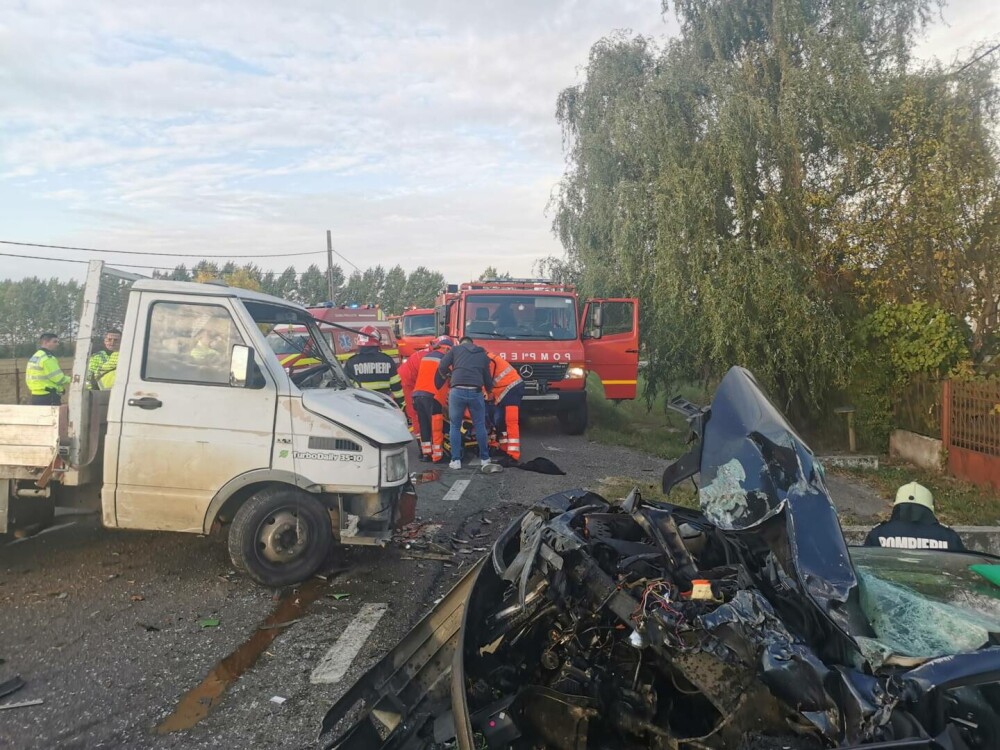 Accident între 3 mașini pe un drum din Satu Mare. Cinci persoane au fost rănite | FOTO - Imaginea 2
