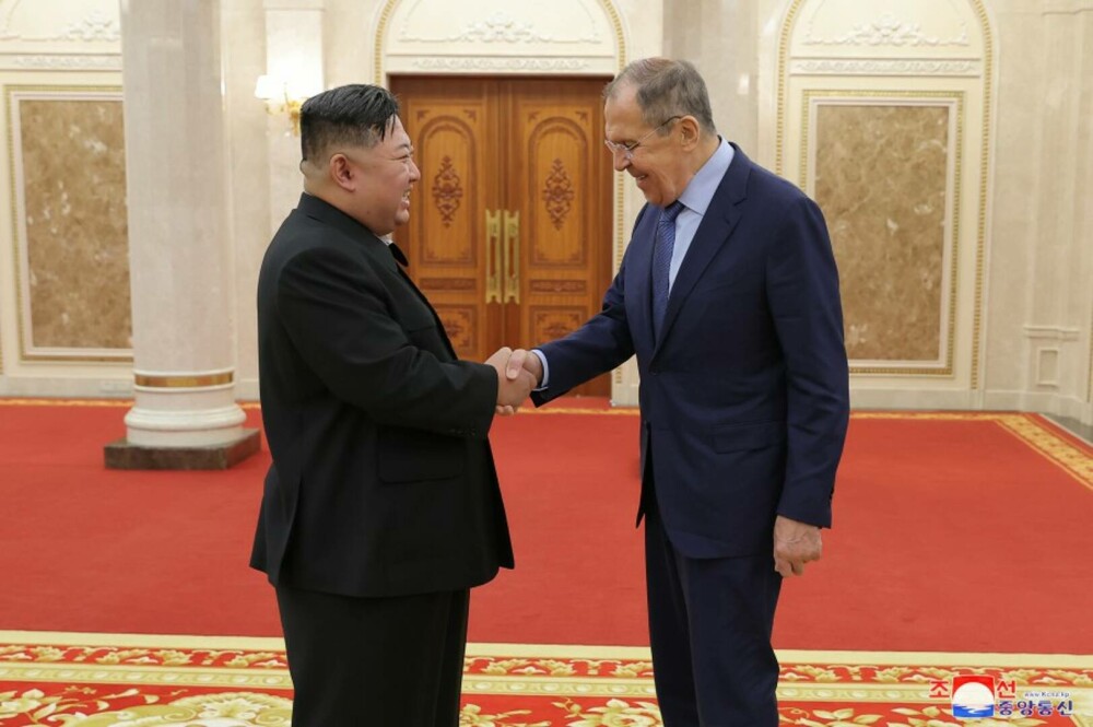 FOTO. Presa comunistă nord-coreeană: ”Respectabilul tovarăș Kim Jong Un a avut o întâlnire fericită cu Serghei Lavrov” - Imaginea 2