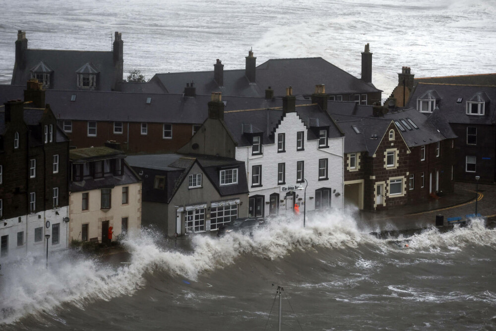 Furtuna Babet face ravagii în Regatul Unit. O femeie a murit în urma inundaţiilor și sute de locuinţe au fost evacuate - Imaginea 3