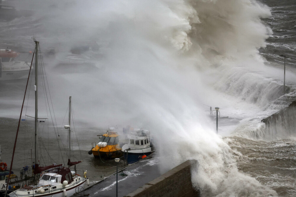 Furtuna Babet face ravagii în Regatul Unit. O femeie a murit în urma inundaţiilor și sute de locuinţe au fost evacuate - Imaginea 1