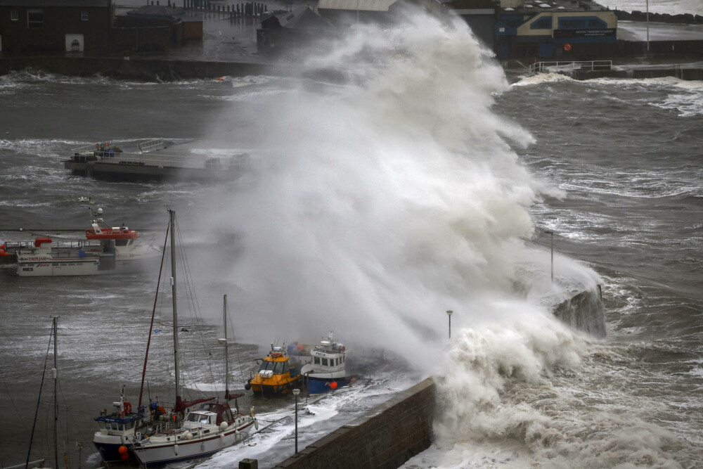 Furtuna Babet face ravagii în Regatul Unit. O femeie a murit în urma inundaţiilor și sute de locuinţe au fost evacuate - Imaginea 6