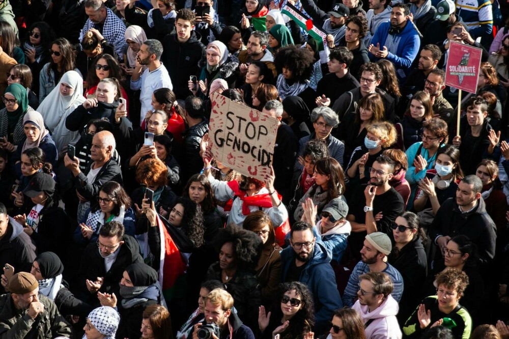 „Gaza, Parisul este cu tine”. Aproximativ 15.000 de oameni au cerut încetarea loviturilor aeriene israeliene - Imaginea 2