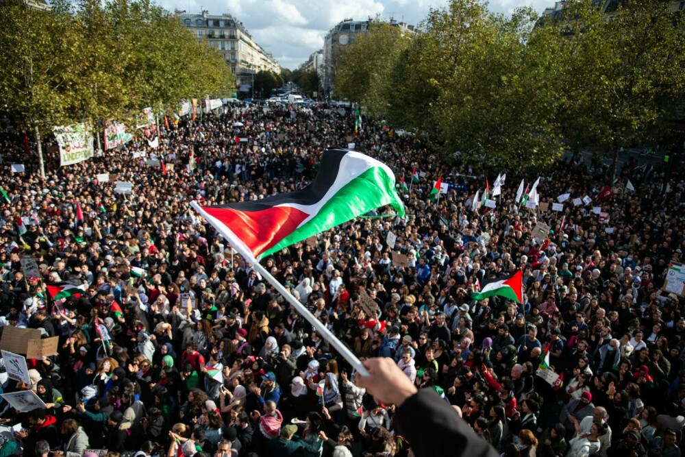 „Gaza, Parisul este cu tine”. Aproximativ 15.000 de oameni au cerut încetarea loviturilor aeriene israeliene - Imaginea 1