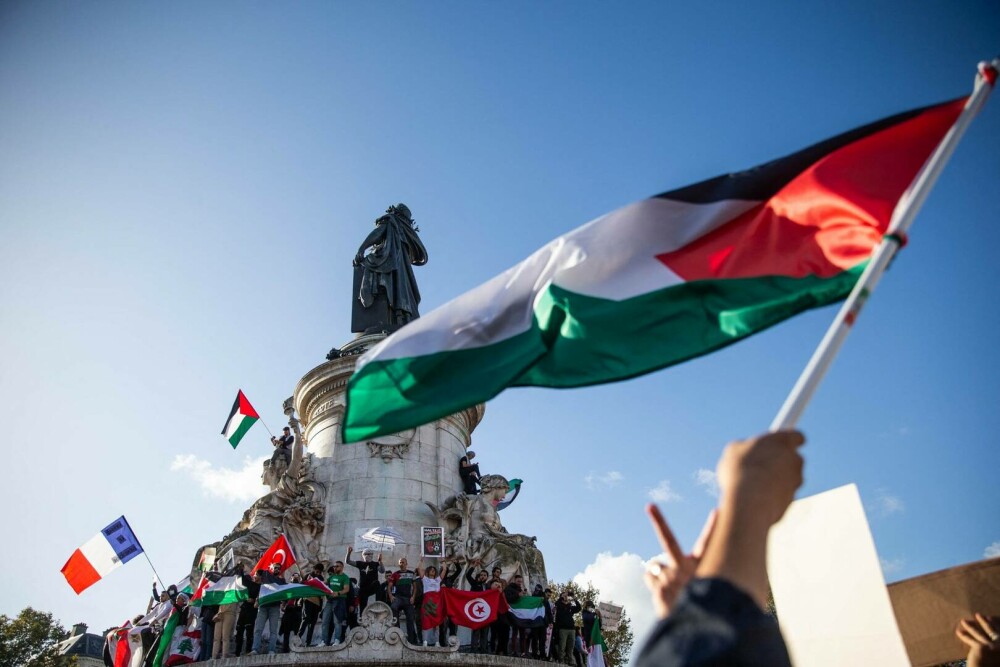 „Gaza, Parisul este cu tine”. Aproximativ 15.000 de oameni au cerut încetarea loviturilor aeriene israeliene - Imaginea 5