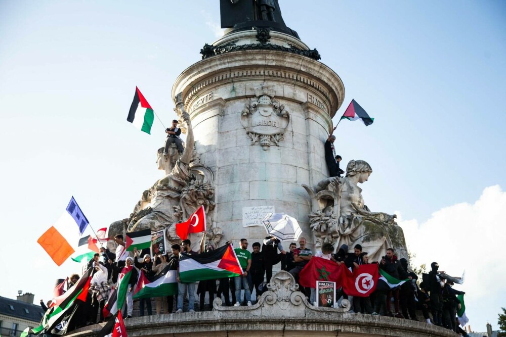 „Gaza, Parisul este cu tine”. Aproximativ 15.000 de oameni au cerut încetarea loviturilor aeriene israeliene - Imaginea 7