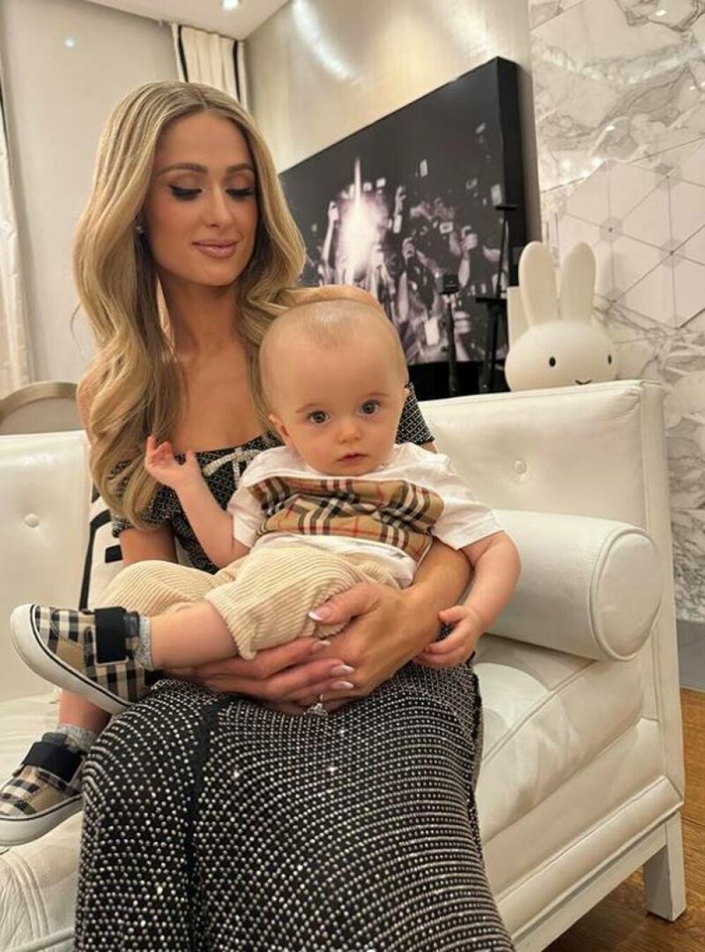 Paris Hilton împărtășește cu fanii primele fotografii cu bebelușul ei. Imaginile au făcut furori pe Internet | FOTO - Imaginea 1