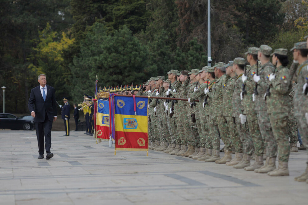 Ziua Armatei Române. Iohannis, prezent la ceremonia militară din Parcul Carol: Europa se confruntă cu o criză fără precedent - Imaginea 1