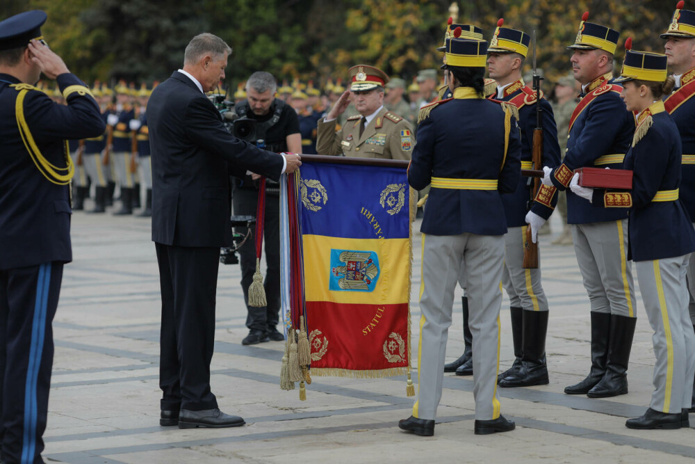 Ziua Armatei Române. Iohannis, prezent la ceremonia militară din Parcul Carol: Europa se confruntă cu o criză fără precedent - Imaginea 2