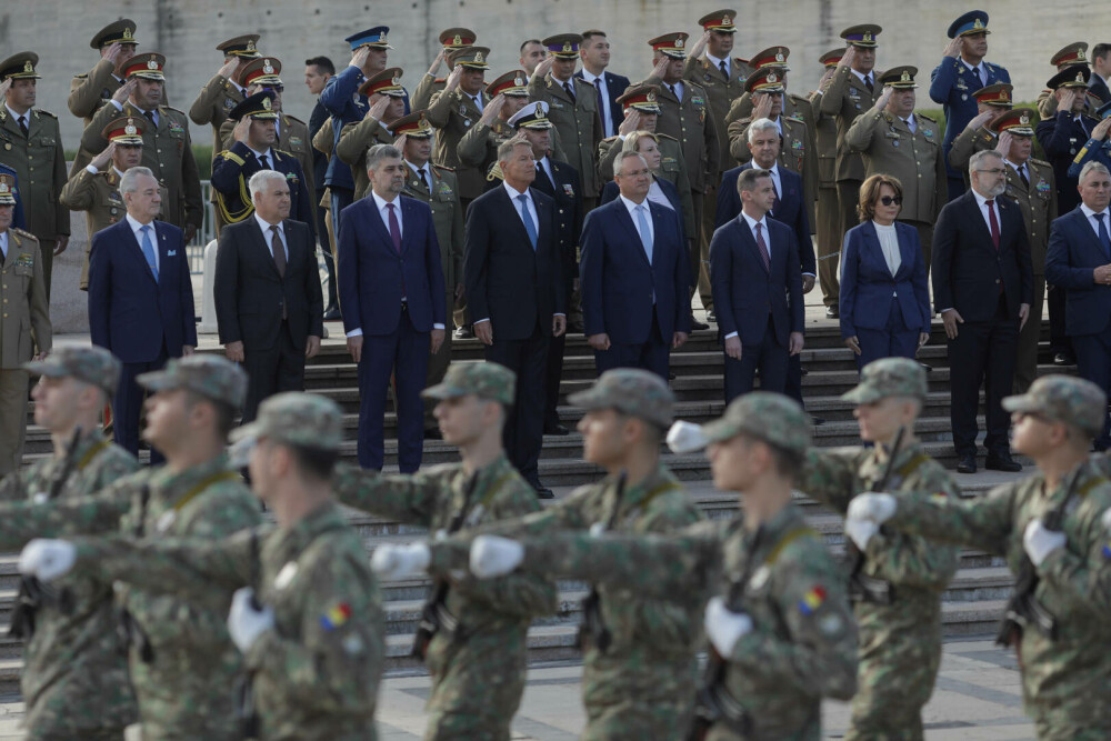 Ziua Armatei Române. Iohannis, prezent la ceremonia militară din Parcul Carol: Europa se confruntă cu o criză fără precedent - Imaginea 4