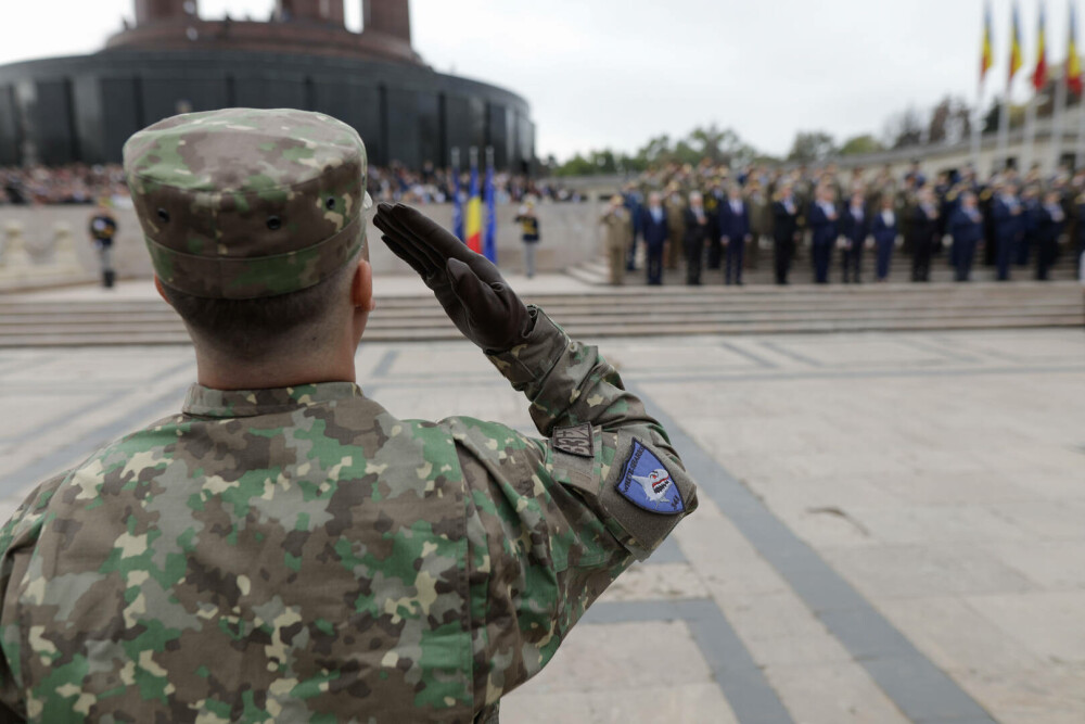 Ziua Armatei Române. Iohannis, prezent la ceremonia militară din Parcul Carol: Europa se confruntă cu o criză fără precedent - Imaginea 7