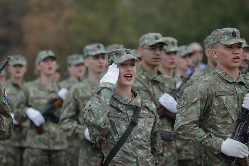 Ziua Armatei Române. Iohannis, prezent la ceremonia militară din Parcul Carol: Europa se confruntă cu o criză fără precedent - Imaginea 8