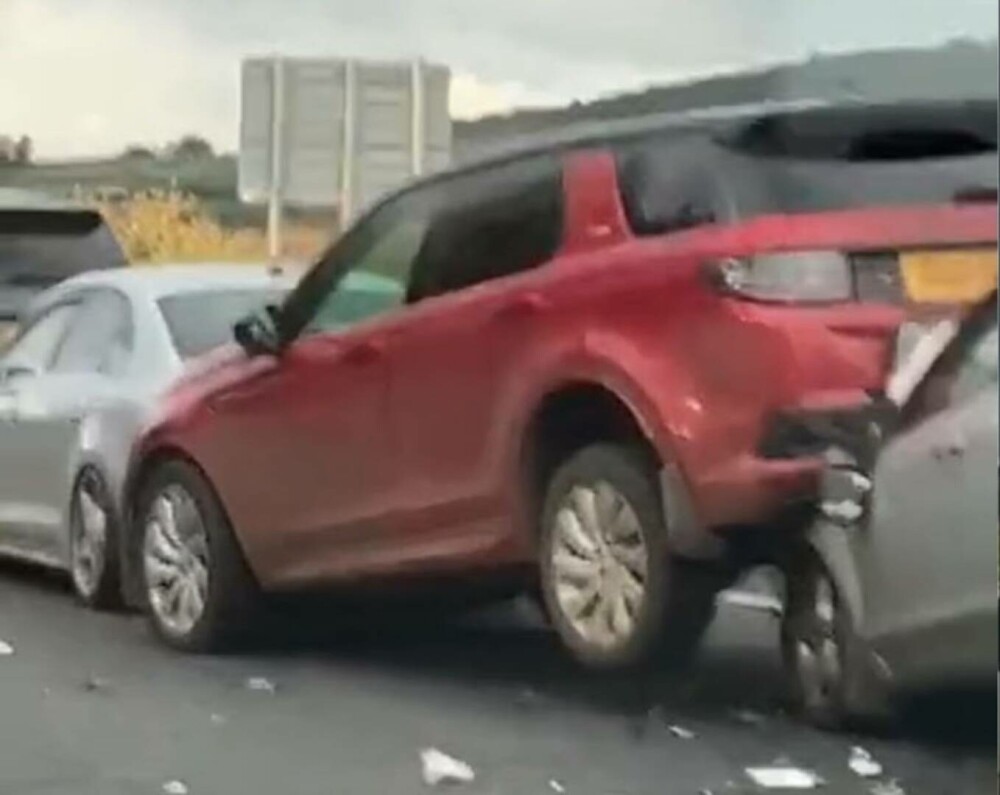 Momentul în care 10 mașini se ciocnesc pe o autostradă din Irlanda de Nord. O persoană a fost dusă de urgență la spital - Imaginea 2