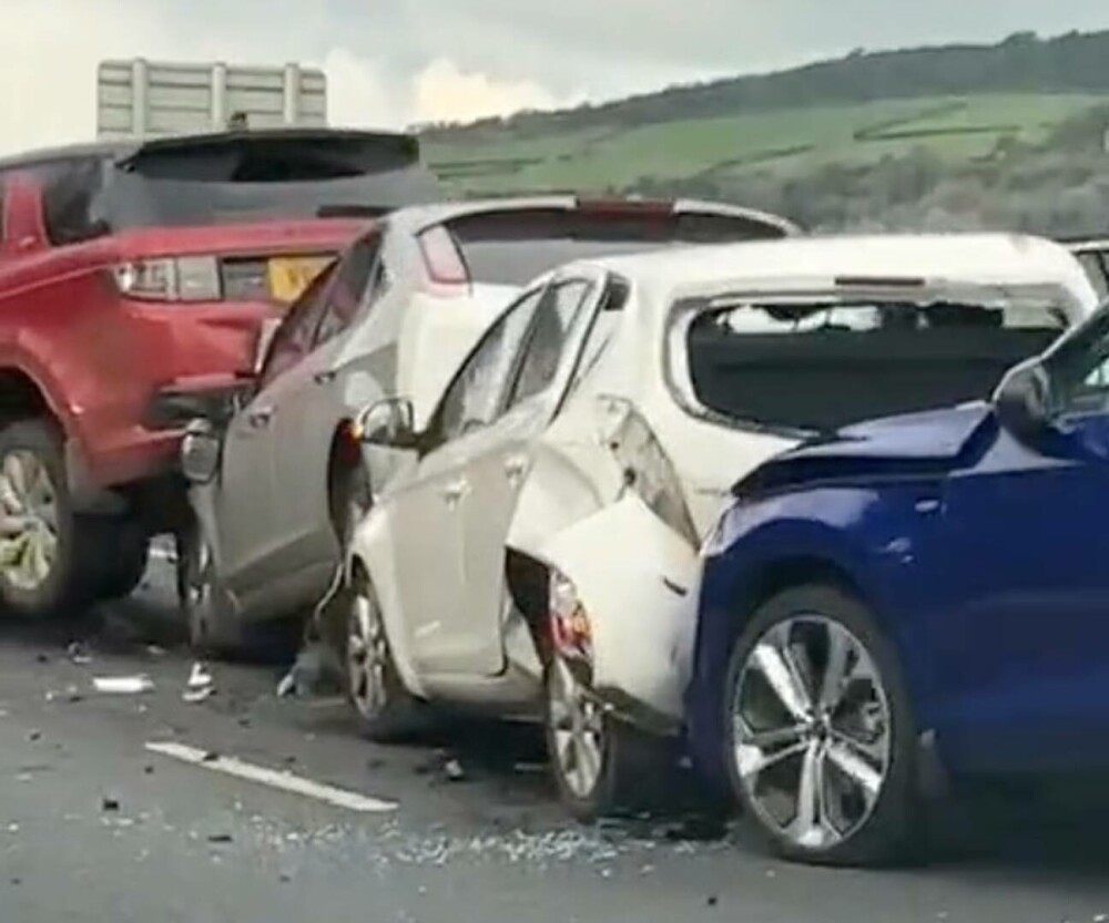 Momentul în care 10 mașini se ciocnesc pe o autostradă din Irlanda de Nord. O persoană a fost dusă de urgență la spital - Imaginea 1