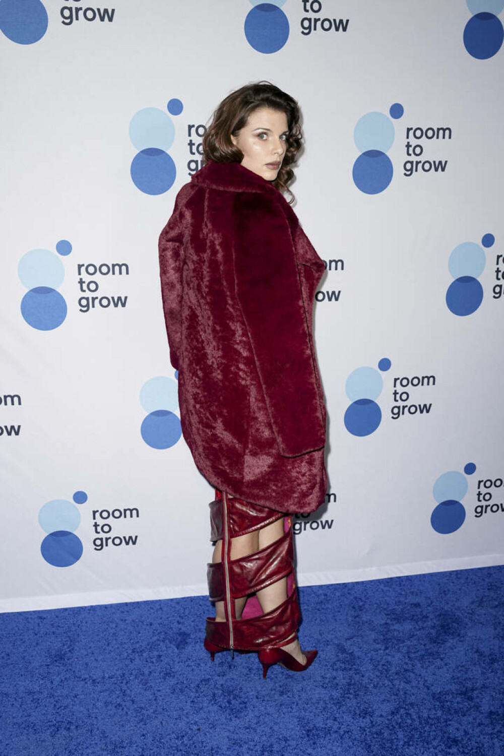 Julia Fox uimește într-o rochie roșie îndrăzneață la Room to Grow Gala. Cum s-a îmbrăcat fosta iubită a lui Kanye West | FOTO - Imaginea 1