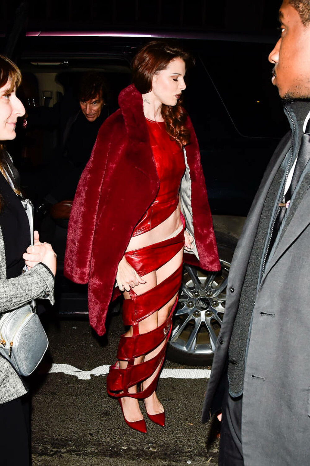 Julia Fox uimește într-o rochie roșie îndrăzneață la Room to Grow Gala. Cum s-a îmbrăcat fosta iubită a lui Kanye West | FOTO - Imaginea 10