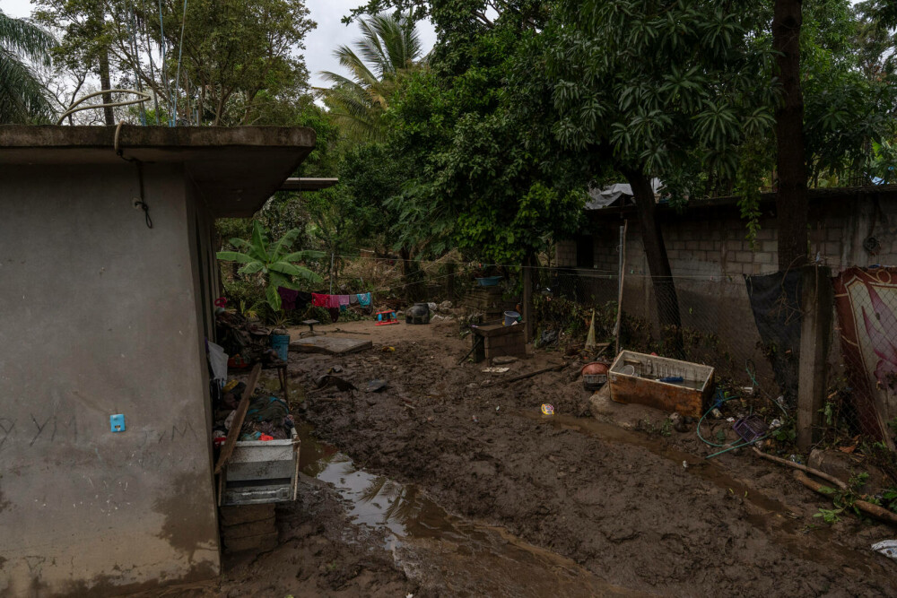 „Este cu adevărat un dezastru”. Urganul Otis a devastat Mexicul: cel puţin 27 de morți și 2 dispăruți - Imaginea 5