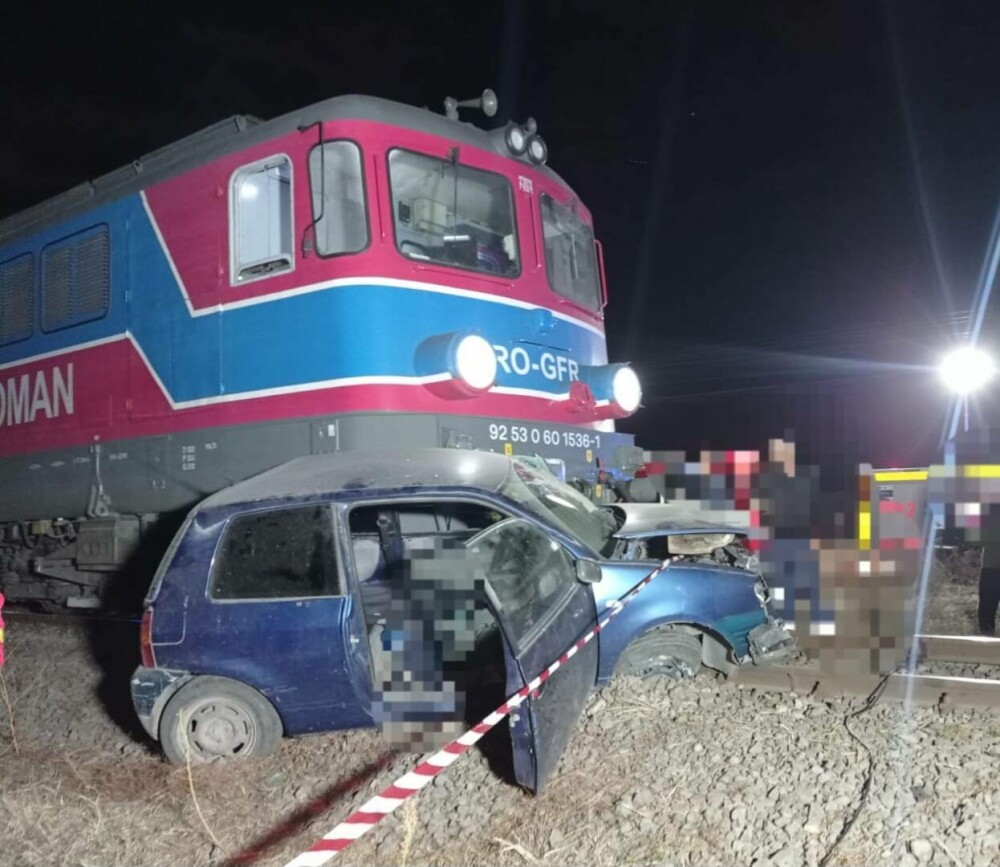 Și-a găsit sfârșitul pe calea ferată. O femeie a murit după ce maşina în care se afla a fost lovită de tren, în Teleorman - Imaginea 1