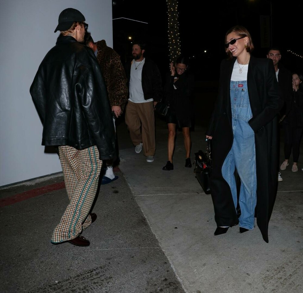 Justin și Hailey Bieber, de nedespărțit. În ce ținute au fost surprinși cei doi pe străzile din Beverly Hills. FOTO - Imaginea 1