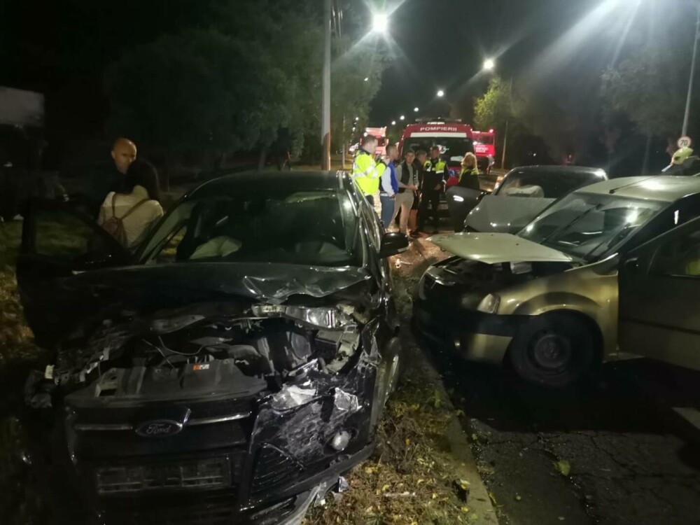 Accident cu trei mașini în Arad. Șase persoane au fost rănite și transportate la spital | FOTO - Imaginea 1