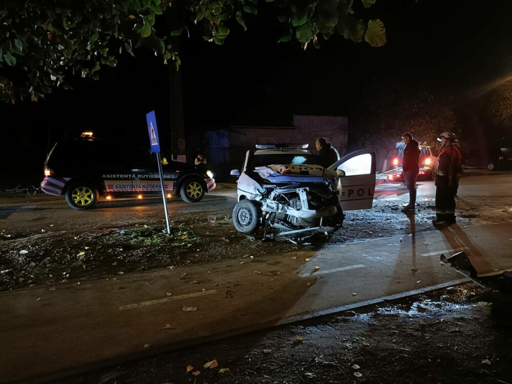 Cei patru tineri urmăriţi de autorități implicaţi într-un accident au fost prinşi. Doi dintre poliţişti, răniţi grav | FOTO - Imaginea 1