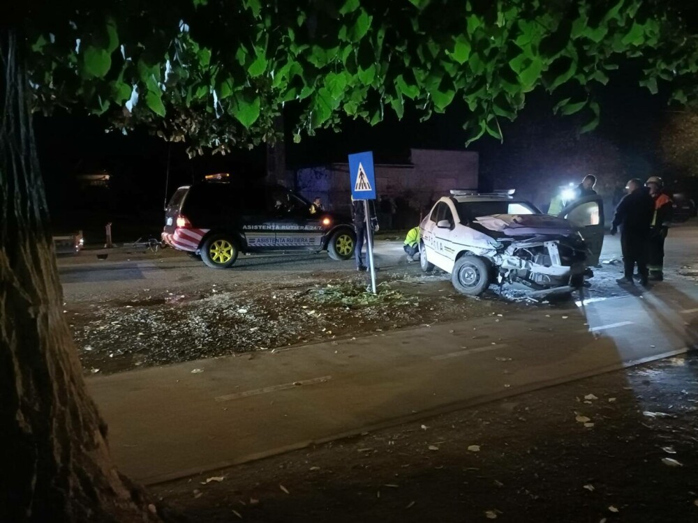 Cei patru tineri urmăriţi de autorități implicaţi într-un accident au fost prinşi. Doi dintre poliţişti, răniţi grav | FOTO - Imaginea 2