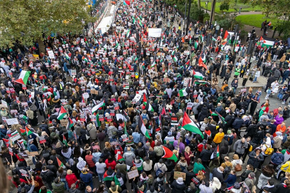 „Urgenţa este încetarea focului”. Proteste pro-palestiniene în mai multe țări din întreaga lume - Imaginea 4