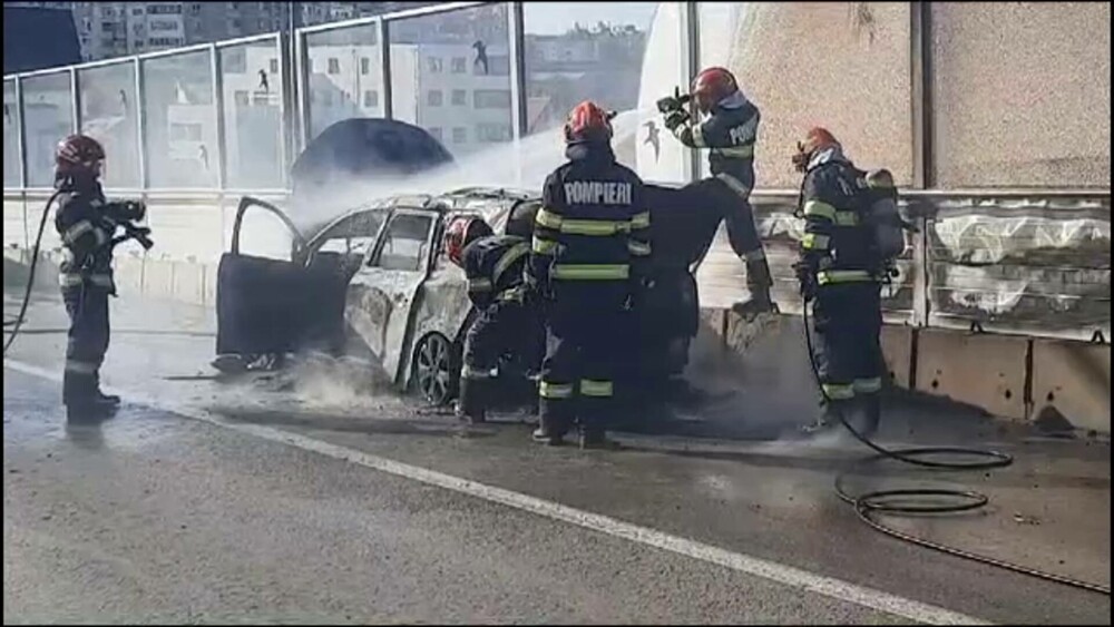 O mașină a luat foc pe o stradă din Iași. Șoferul a reușit să iasă din vehicul înainte ca acesta să fie cuprins de flăcări - Imaginea 3