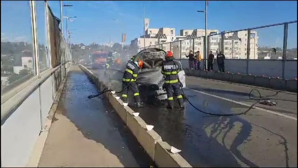 O mașină a luat foc pe o stradă din Iași. Șoferul a reușit să iasă din vehicul înainte ca acesta să fie cuprins de flăcări - Imaginea 4