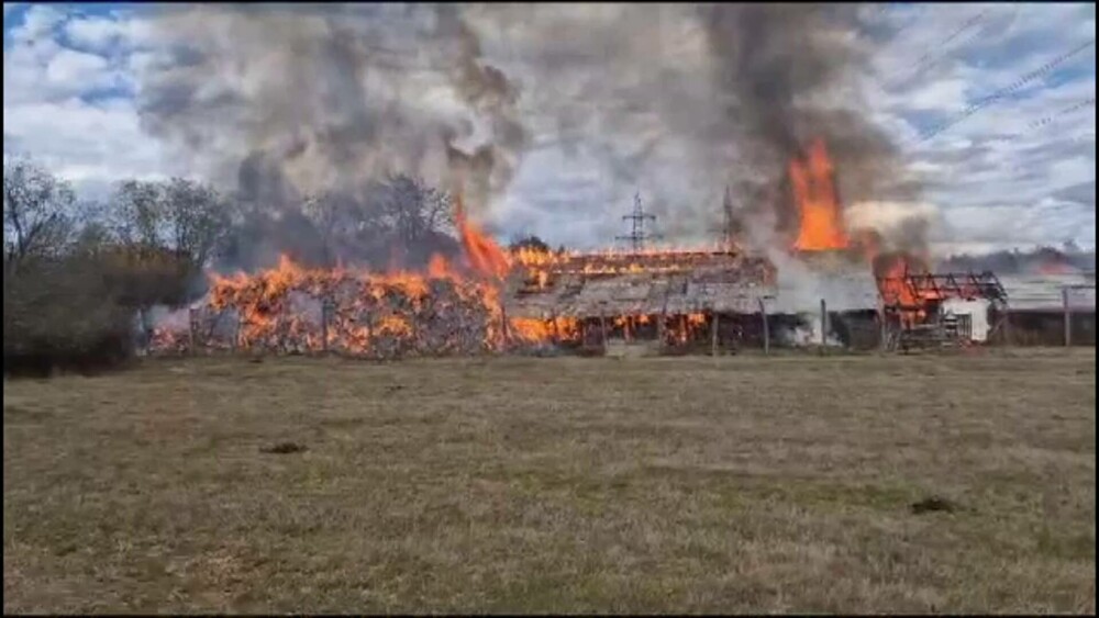 Incendiu de proporții în Gorj: grajduri și zeci de tone de furaje au fost făcute scrum. Focul ar fi fost pus intenționat - Imaginea 1