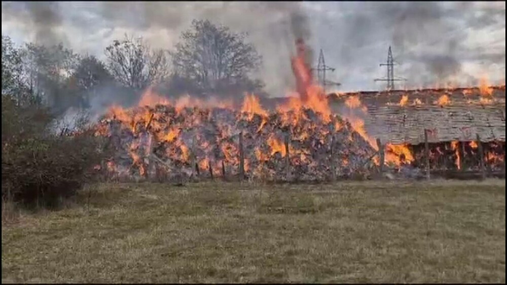 Incendiu de proporții în Gorj: grajduri și zeci de tone de furaje au fost făcute scrum. Focul ar fi fost pus intenționat - Imaginea 3