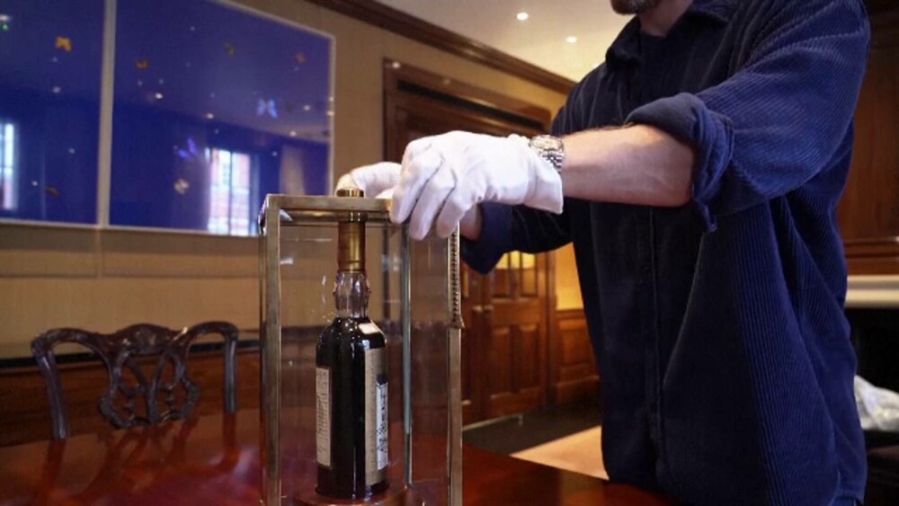 O sticlă de whisky va fi scoasă la licitație pentru 1,4 milioane de dolari. Băutura face parte dintr-o colecție limitată - Imaginea 5