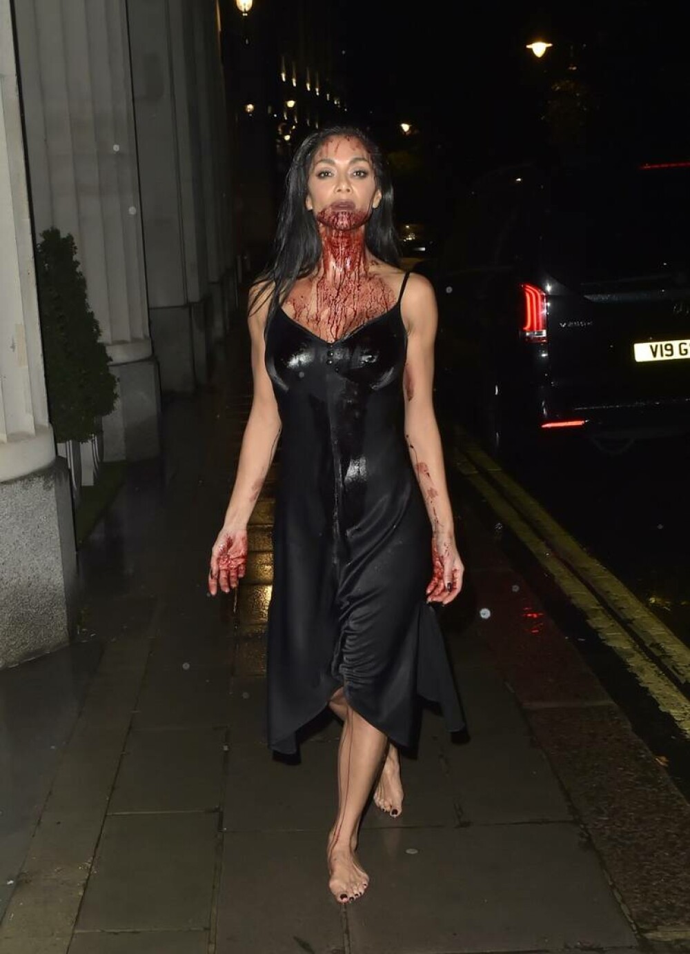Nicole Scherzinger, desculță și plină de sânge pe străzile din Londra. Vedeta a șocat cu apariția sa | GALERIE FOTO - Imaginea 5