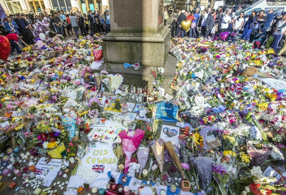 Bărbat anchetat după ce s-a costumat de Halloween în teroristul care a ucis 22 de oameni la un concert din Manchester - Imaginea 12