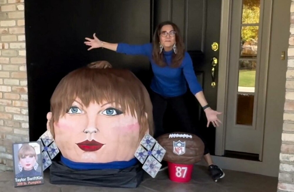 O femeie din Ohio a petrecut 10 ore pictând chipul lui Taylor Swift pe un dovleac de 180 de kilograme pentru Halloween - Imaginea 3