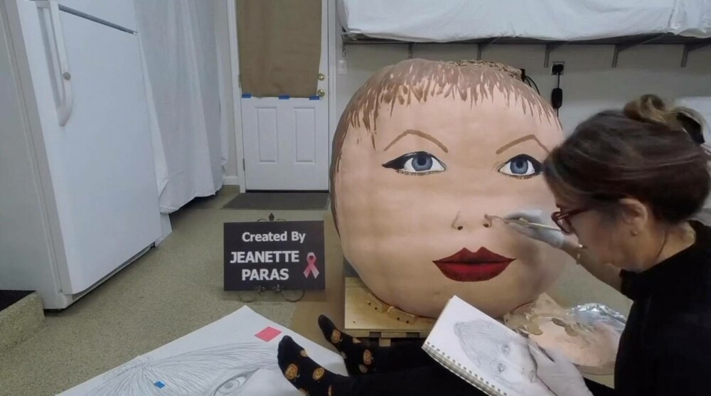 O femeie din Ohio a petrecut 10 ore pictând chipul lui Taylor Swift pe un dovleac de 180 de kilograme pentru Halloween - Imaginea 4