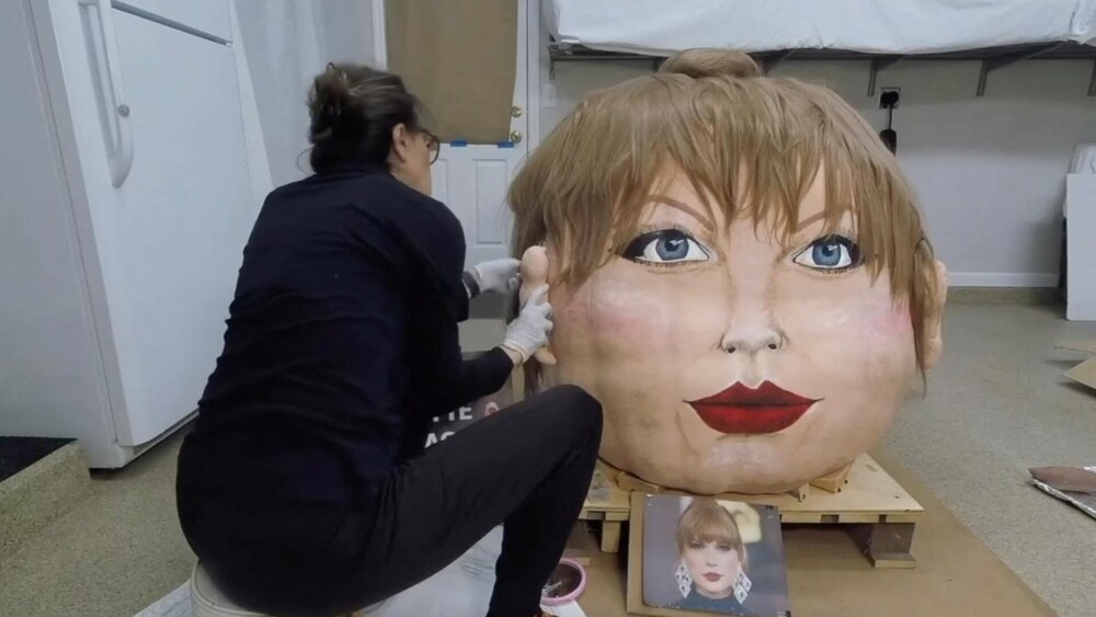 O femeie din Ohio a petrecut 10 ore pictând chipul lui Taylor Swift pe un dovleac de 180 de kilograme pentru Halloween - Imaginea 5