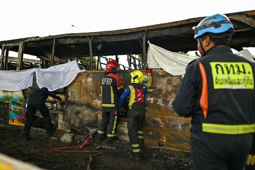 FOTO-VIDEO. Tragedie în Thailanda. Zeci de copii au murit, după ce autobuzul în care se aflau s-a răsturnat și a luat foc - Imaginea 1