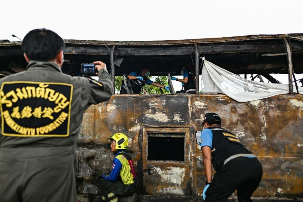 FOTO-VIDEO. Tragedie în Thailanda. Zeci de copii au murit, după ce autobuzul în care se aflau s-a răsturnat și a luat foc - Imaginea 2