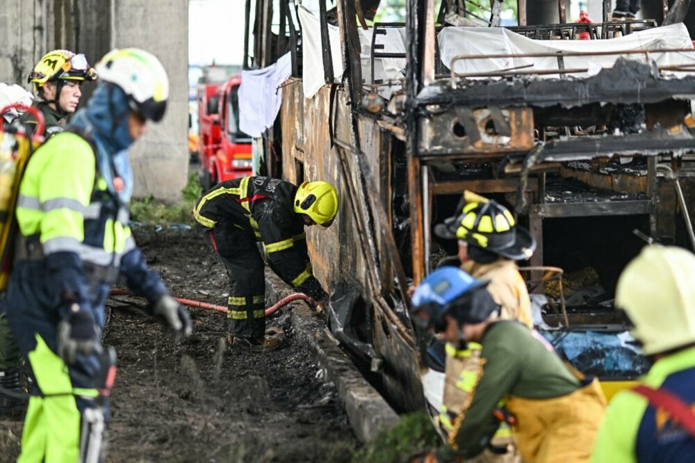 FOTO-VIDEO. Tragedie în Thailanda. Zeci de copii au murit, după ce autobuzul în care se aflau s-a răsturnat și a luat foc - Imaginea 3