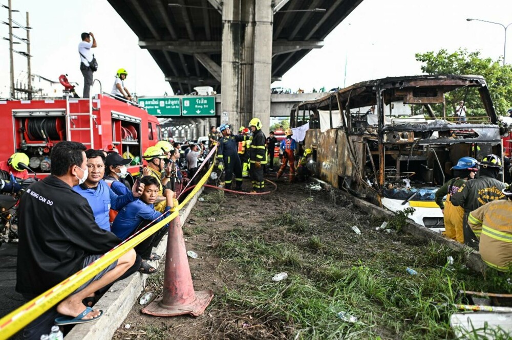 FOTO-VIDEO. Tragedie în Thailanda. Zeci de copii au murit, după ce autobuzul în care se aflau s-a răsturnat și a luat foc - Imaginea 4