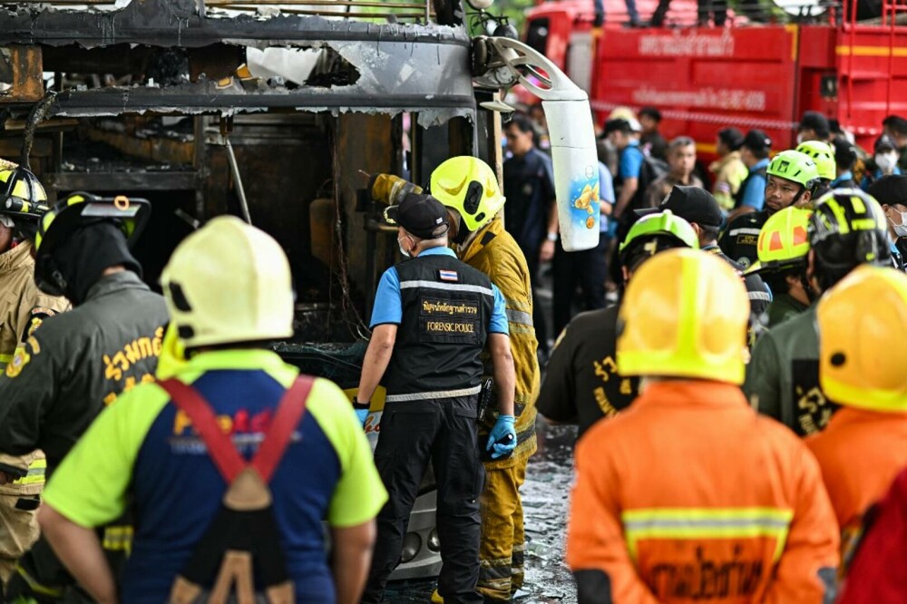 FOTO-VIDEO. Tragedie în Thailanda. Zeci de copii au murit, după ce autobuzul în care se aflau s-a răsturnat și a luat foc - Imaginea 5