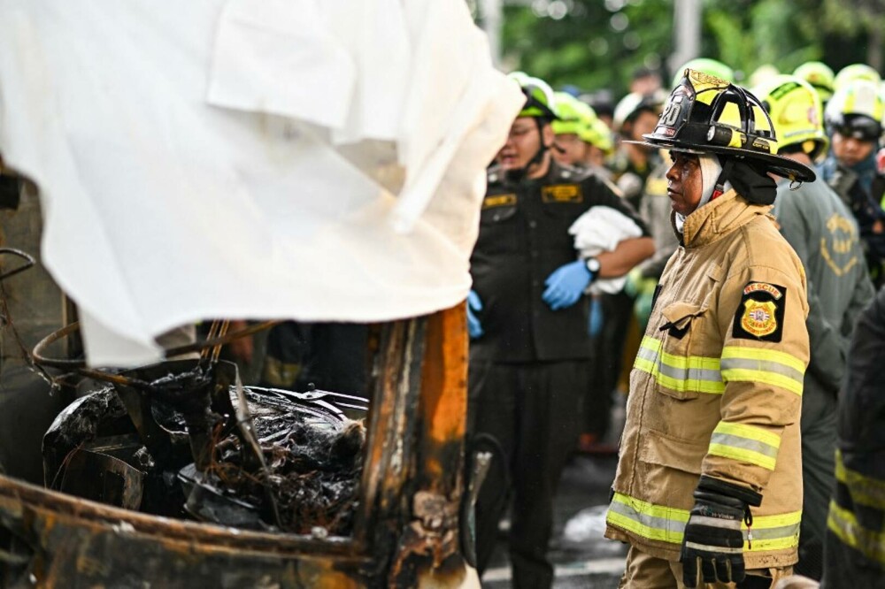 FOTO-VIDEO. Tragedie în Thailanda. Zeci de copii au murit, după ce autobuzul în care se aflau s-a răsturnat și a luat foc - Imaginea 6