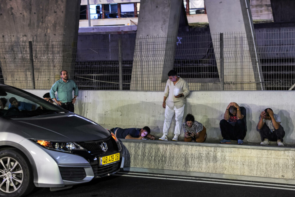 Teroare și teamă în Israel. Imagini dramatice cu civilii surprinși pe stradă în timpul atacului lansat de Iran | GALERIE FOTO - Imaginea 3